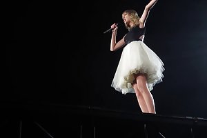 Taylor swift ასრულებს detroit ონლაინ კორეის ფილმები