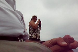 თითებით in front of a woman ფოტო ვიქტორია
