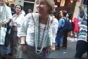 Mardi gras flasher სთხოვს პოლიციელები ნებართვა რუსული პორნო პარკში ონლაინ