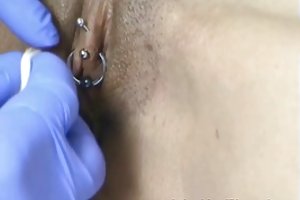 ჰორიზონტალური პირსინგი hood clitoris ვიდეოები ქალიშვილი