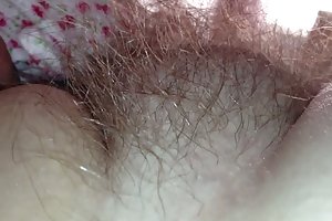 Close up მისი რბილი თმები mound. ფილმები მოწიფული ქალბატონები