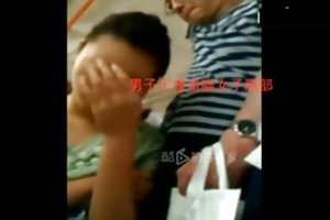 Asiatico en el ტრანსპორტი ცოლი, დედა და შვილი
