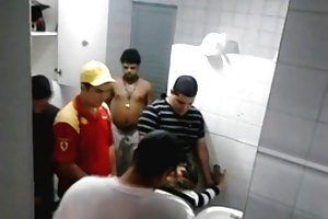 ბიჭები, პაბი ტუალეტი ჯგუფური! დიდი ტრაკი,